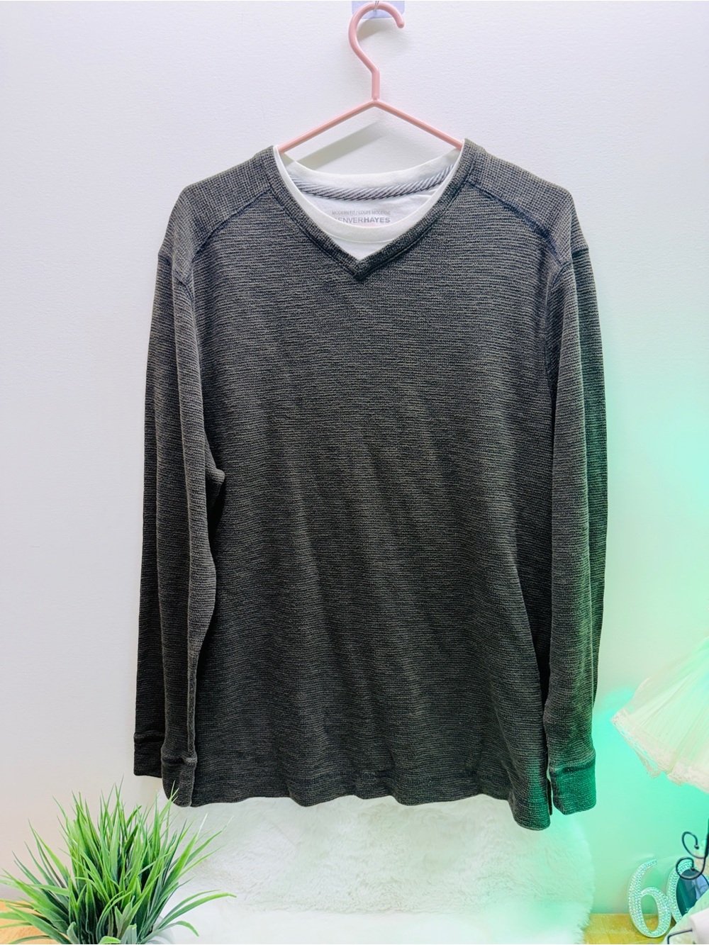 59% Cotton Denver Hayes White & Dark Green Layered V-Neck Light Weight Shirt 👕